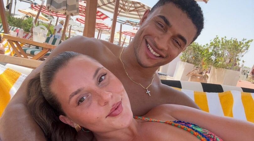 Meisje ligt tegen haar vriend aan.