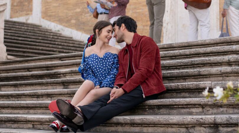 Een koppel zit samen op de Spaanse Trappen in Rome.