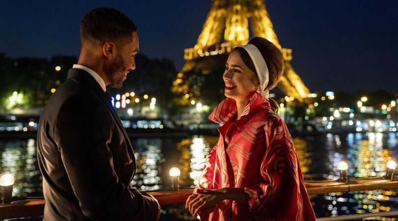 Een koppel staat tegenover elkaar met de Eiffeltoren als achtergrond.