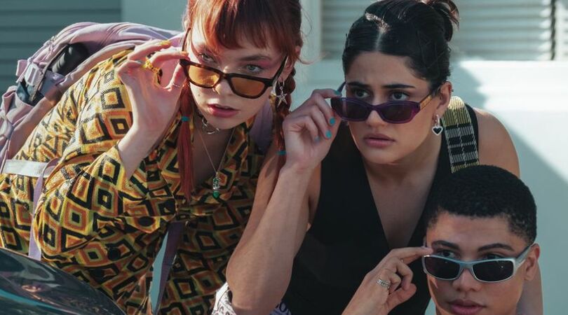 Drie jongeren met zonnebrillen op.