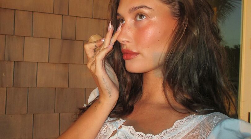 Peachy-make-up-look-Hailey-Bieber