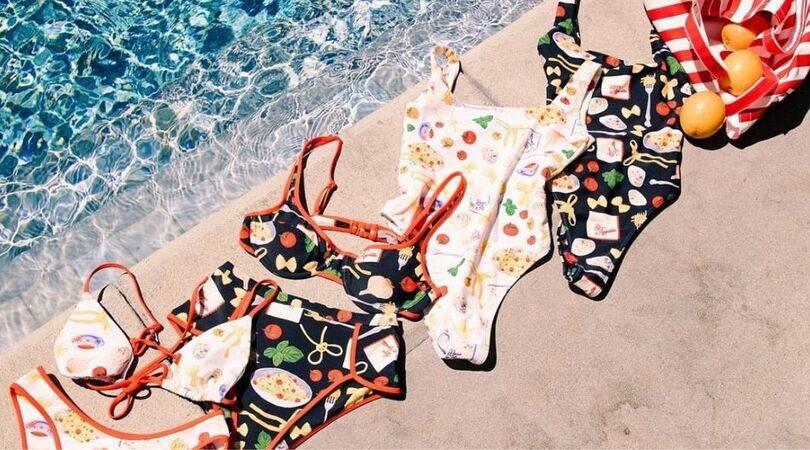 zoveel bikinis vrouwen gemiddeld mee op vakantie