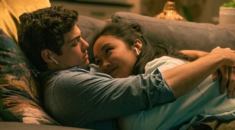 Een koppel ligt samen op de bank.