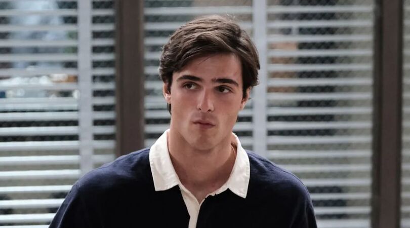 Jacob Elordi als Nate Jacobs in de serie Euphoria kijkt voor zich uit.