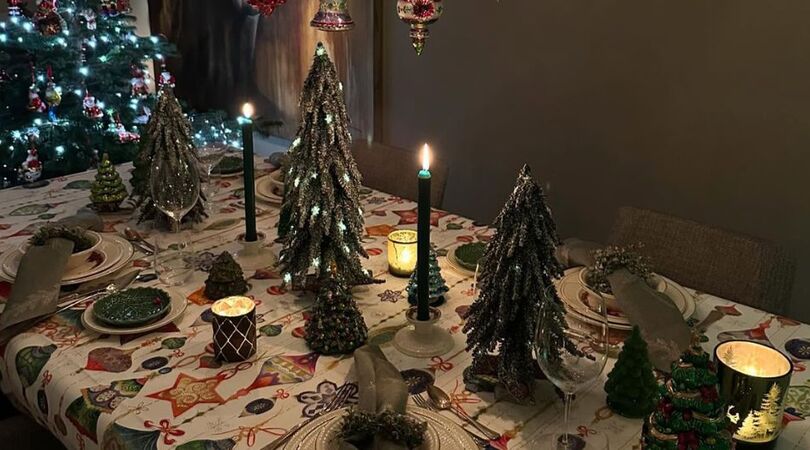 Een gedekte tafel tijdens een kerstdiner.