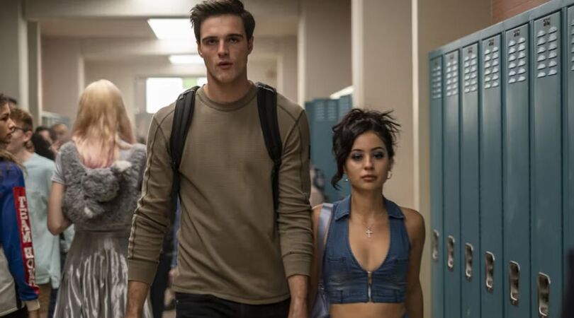 Acteurs Jacob Elordi en Alexa Demi lopen door een schoolgang. Beeld uit de serie Euphoria