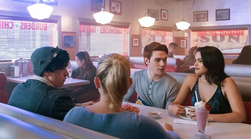 De vrienden uit Riverdale zitten samen in een diner.