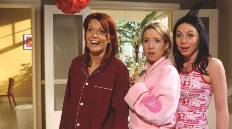 Karen, Kristel en Kathleen staan in hun pyjama.