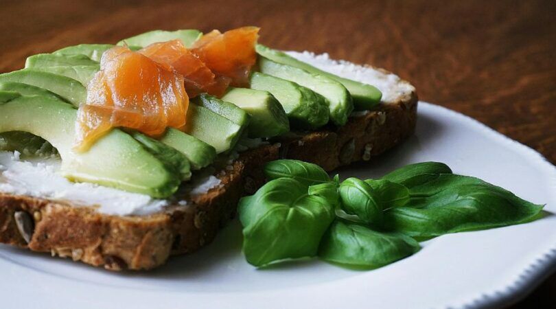 broodje met spread, avocado en zalm