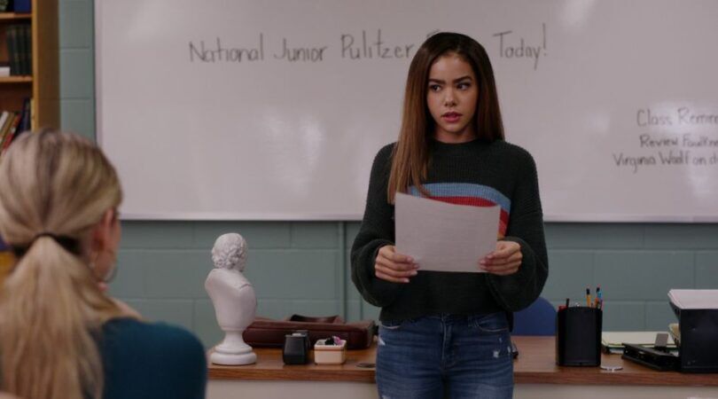 meisje staat te presenteren voor een klas