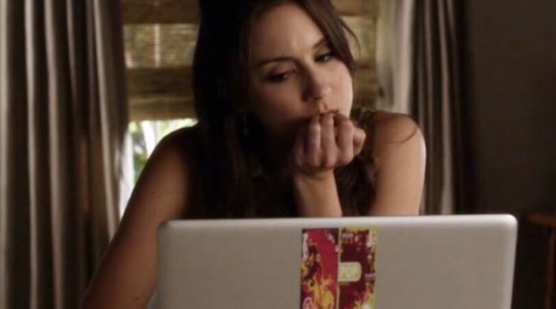 meisje dat nadenkt achter laptop