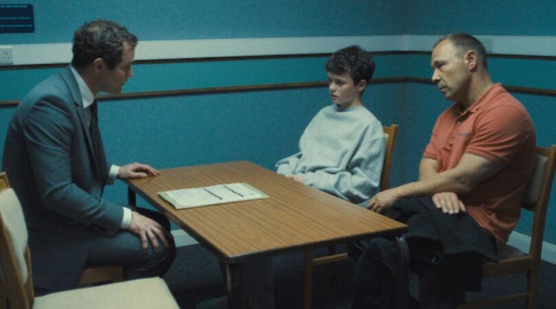 Shot van de Netflix-serie Adolescence. De jongen wordt verhoord.