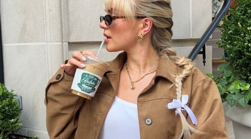 blond meisje drinkt een beker ijskoffie