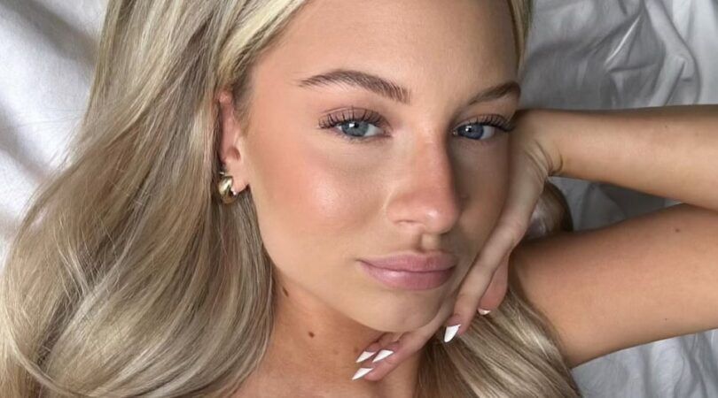 selfie van een blond meisje op bed