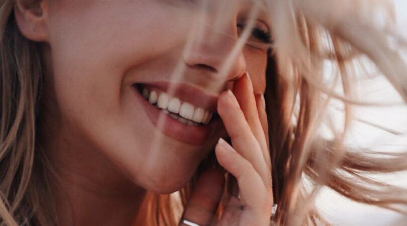 lachend meisje met witte tanden