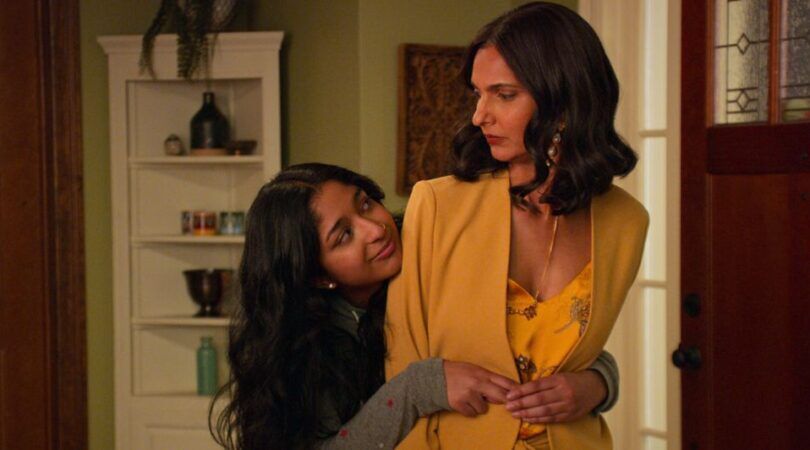 Sc&egrave;ne uit Never Have I Ever waarin Devi haar moeder knuffelt.