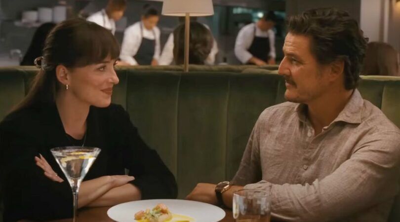 Pedro Pascal en Dakota Johnson zitten samen in een restaurant voor de film Materialists.