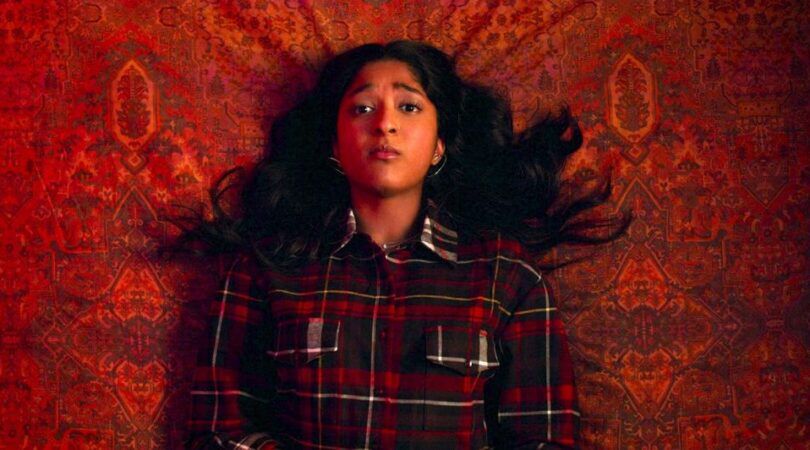 Sc&egrave;ne uit Never Have I Ever waarin Devi op bed ligt.