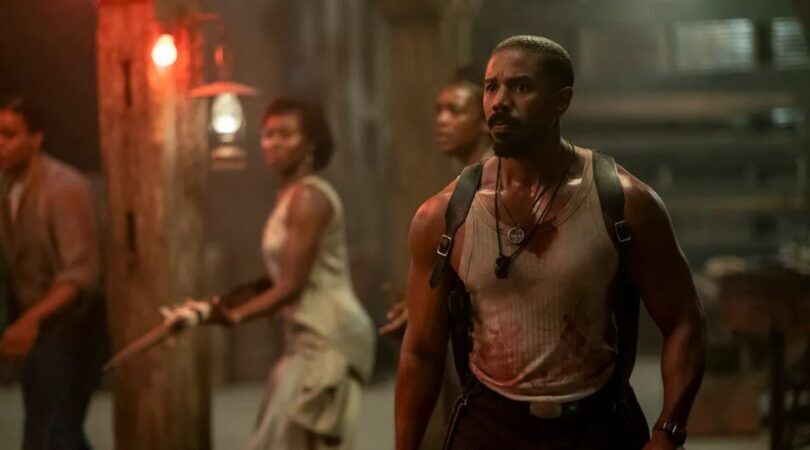 Michael B. Jordan, die angstig kijkt, in een sc&egrave;ne uit Sinners.