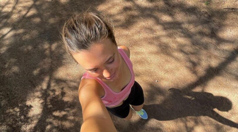 Hannah Meloche die een foto van bovenaf neemt terwijl ze aan het wandelen is.