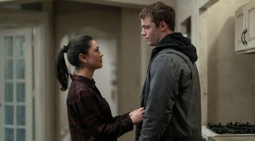 Man en vrouw kijken naar elkaar in een kamer.