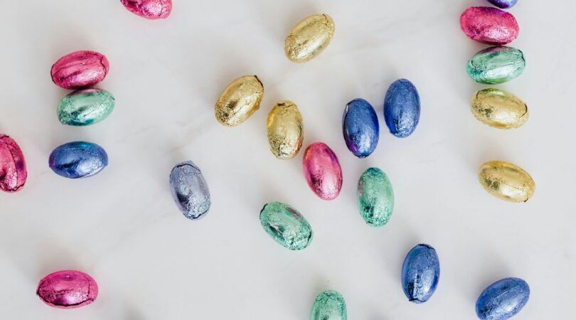 Roze, gouden, blauwe en groene paaseitjes.