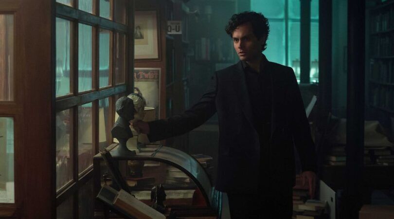 Joe staat in de boekenwinkel van zijn adoptievader.