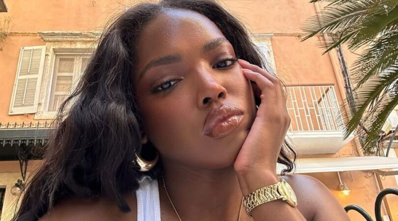 Selfie van vrouw met glossy lips in de zomer.