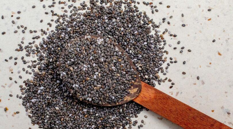 Chiazaadjes op een houten lepel.