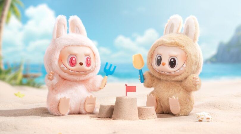 Twee Labubu's van de Have A Seat-serie.