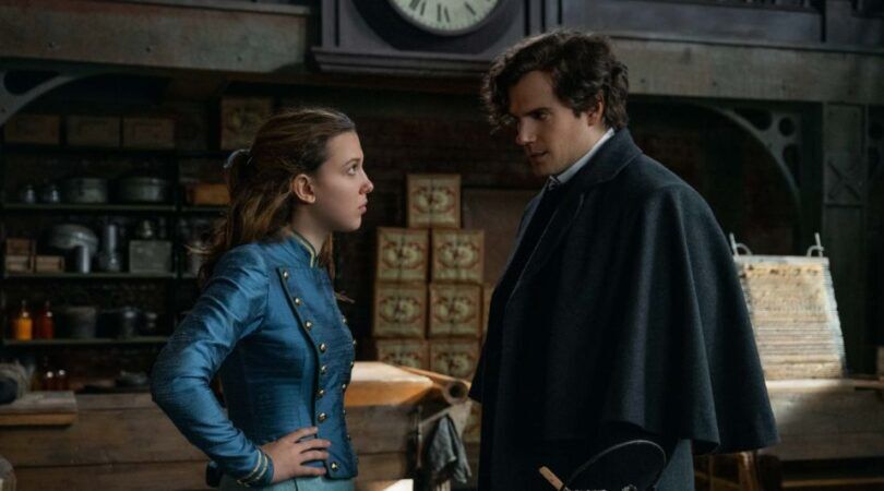 Enola Holmes en Sherlock Holmes zijn aan het praten.