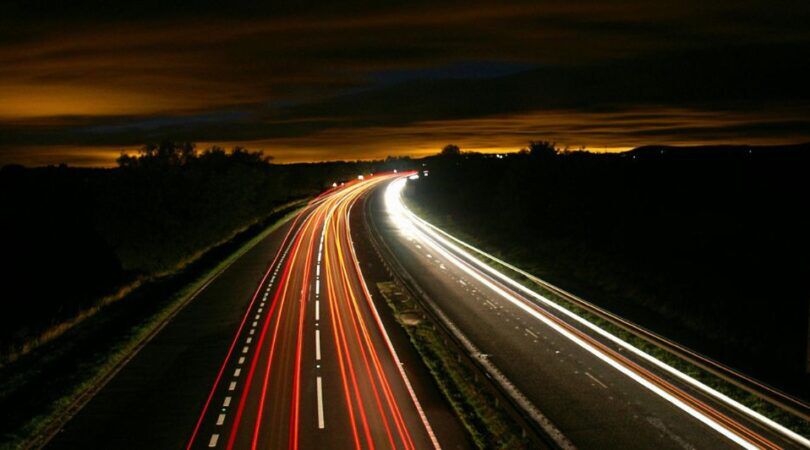 Foto van de snelweg.