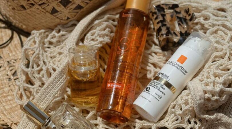 Een strandtas gevuld met zonnebrand.