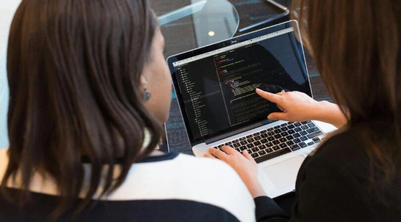 2 vrouwen die aan het programmeren zijn.