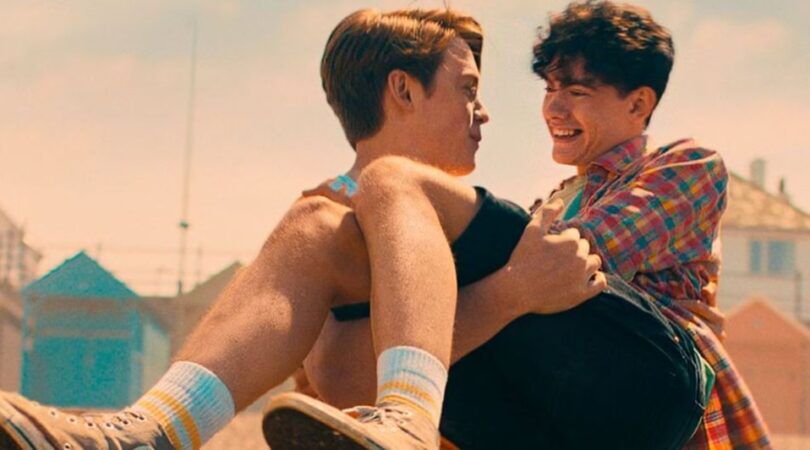 Nick en Charlie kijken elkaar verliefd aan.