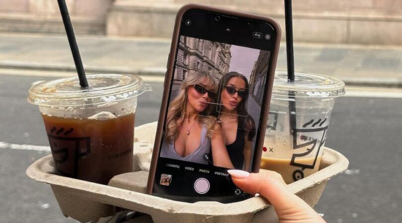 Selfie van twee jonge vrouwen met ijskoffie.