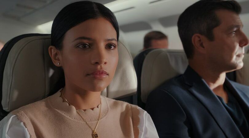 Sc&egrave;ne uit My Life with the Walter Boys waar Jackie in een vliegtuig zit.