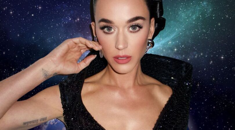 Katy Perry heeft een futuristische outfit aan.
