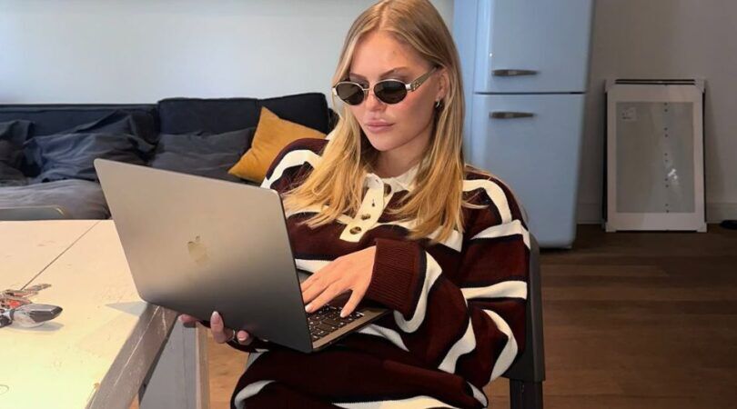 Kelly Mexy zit achter haar laptop.