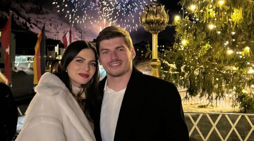 Foto van Kelly Piquet en Max Verstappen, voor vuurwerk en een kerstboom.