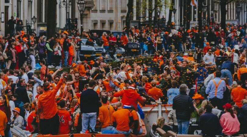 Mensen in de menigte op Koningsdag.