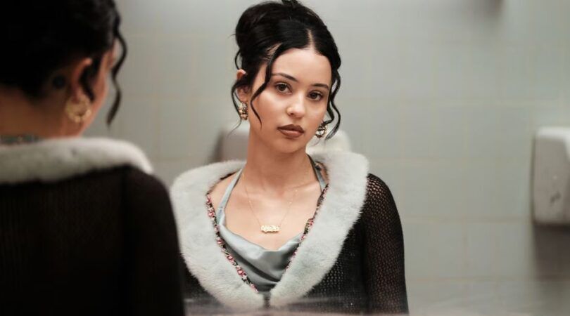 Sc&egrave;ne uit Euphoria waar Maddy in een spiegel kijkt.