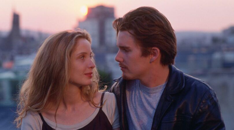 Jongen en meisje kijken elkaar diepzinnig aan.