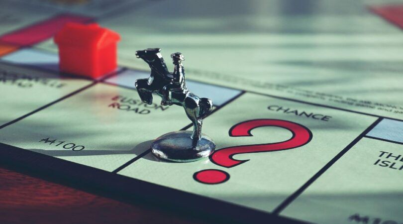 Een 'chance' vakje van het bordspel Monopoly met het pionnetje van het paard erop.