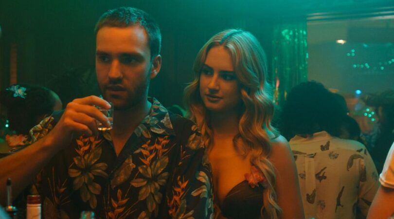 Een man en vrouw samen aan de bar.