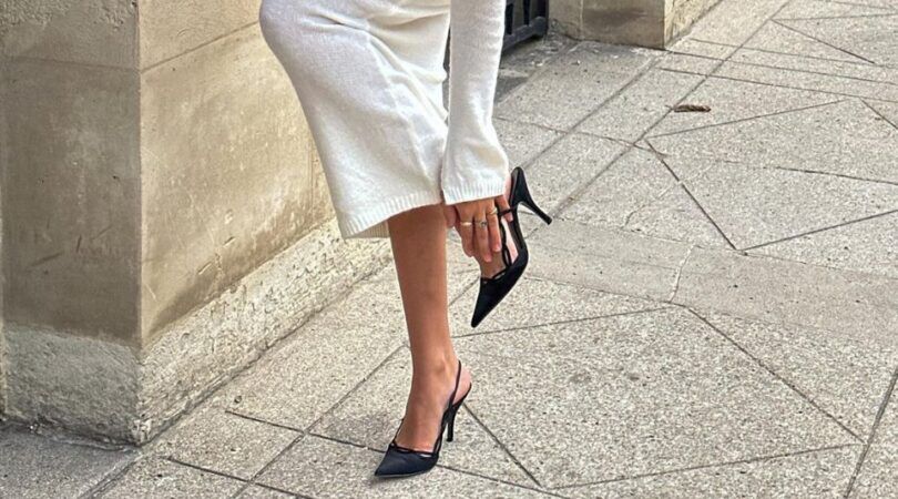 Een vrouw die op hakken staat.