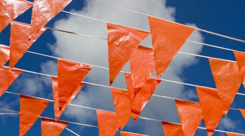 Oranje vlaggetjes.