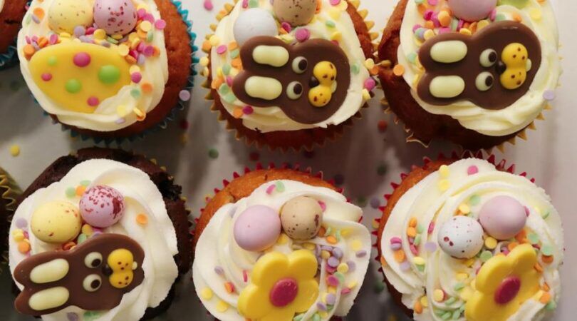 Cupcakes versierd met paasdecoratie.