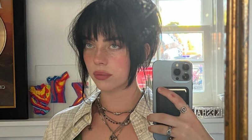 jonge vrouw maakt een selfie in de spiegel