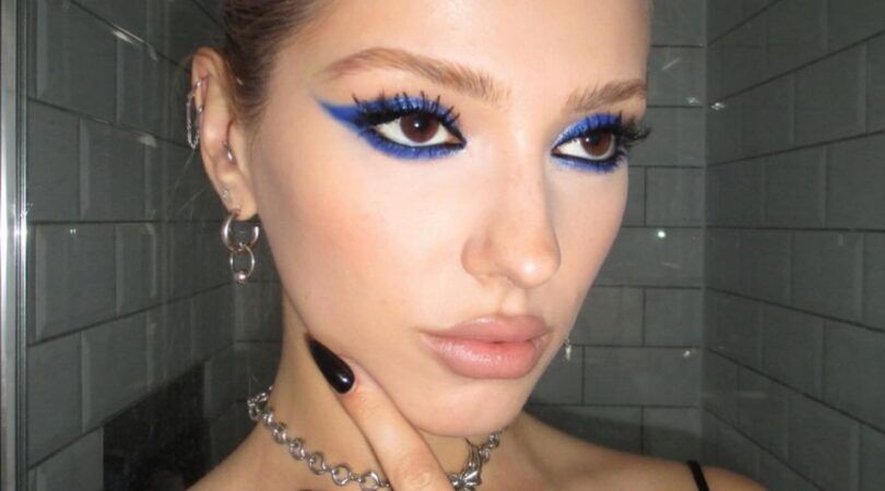 Danielle Marcan met met een party girl make-up look. Blauwe, glitterige oogschaduw en opvallende wimpers.